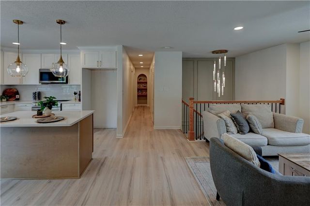 305 Sharon Drive, Lee's Summit, MO 64063
