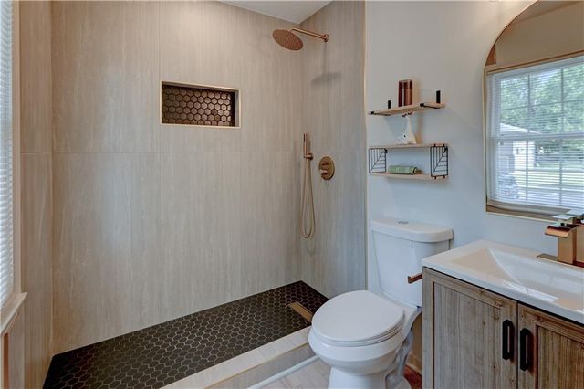 305 Sharon Drive, Lee's Summit, MO 64063