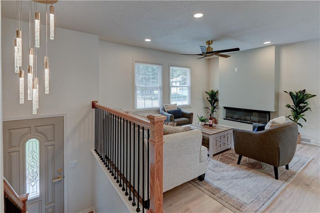 305 Sharon Drive, Lee's Summit, MO 64063