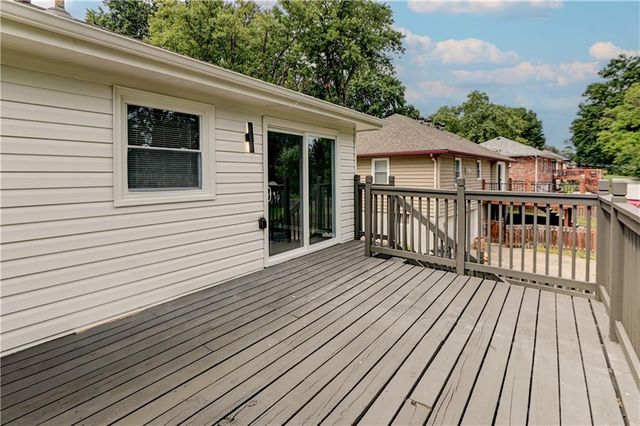 305 Sharon Drive, Lee's Summit, MO 64063