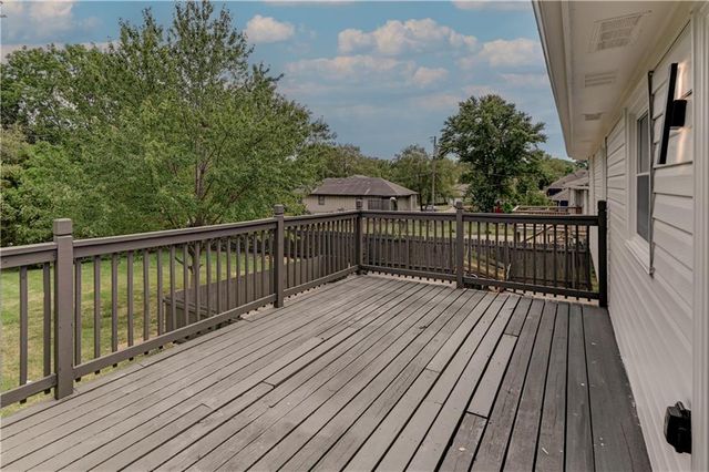 305 Sharon Drive, Lee's Summit, MO 64063