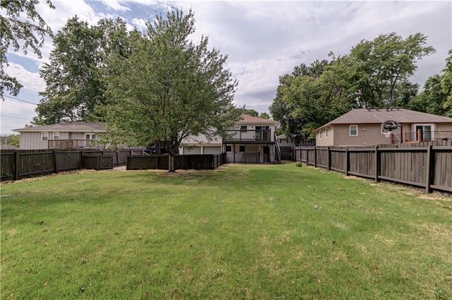 305 Sharon Drive, Lee's Summit, MO 64063