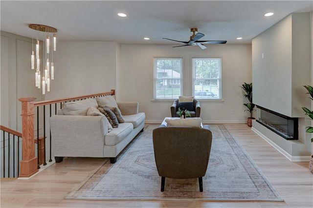 305 Sharon Drive, Lee's Summit, MO 64063