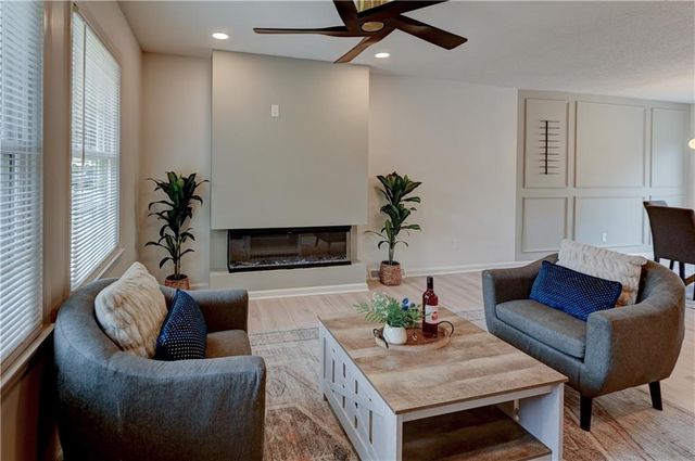 305 Sharon Drive, Lee's Summit, MO 64063