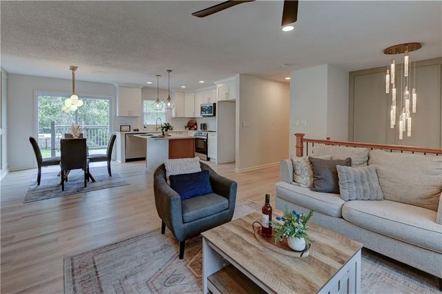 305 Sharon Drive, Lee's Summit, MO 64063
