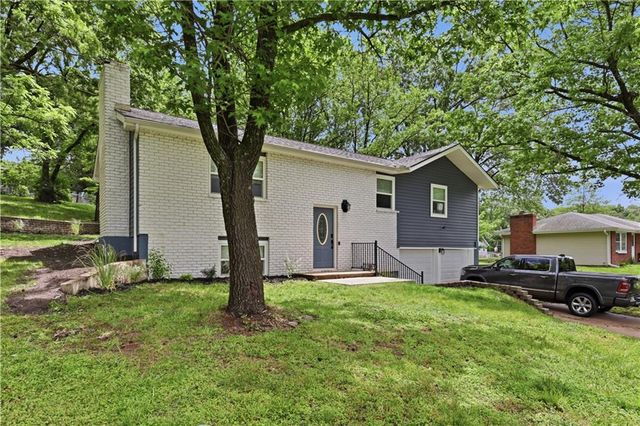 6709 Eastside Drive, Kansas City, MO 64152