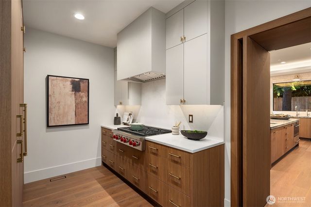 9030 NE 21st Place, Clyde Hill, WA 98004