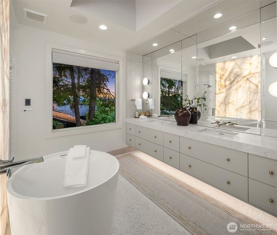 9030 NE 21st Place, Clyde Hill, WA 98004