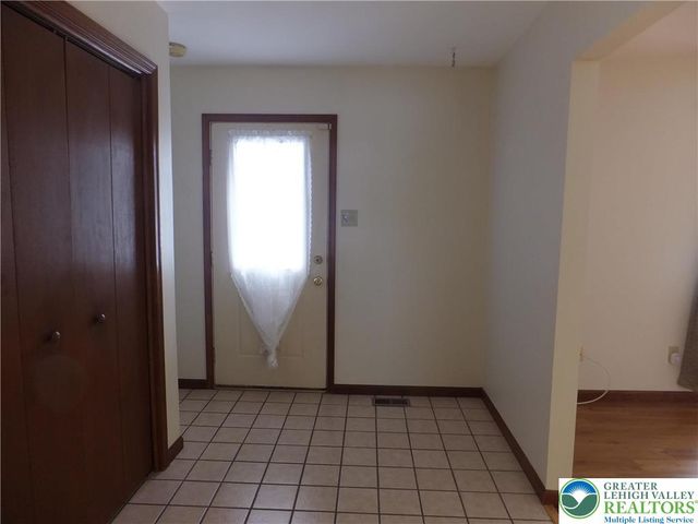 1207 Kressler Road, Allentown City, PA 18103