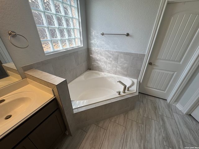 15230 Comanche Wolf, San Antonio, TX 78233