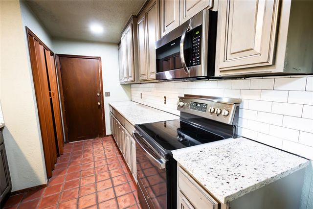 19 Russell Road, Mcloud, OK 74851