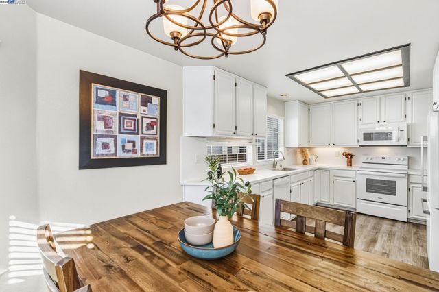 974 Clinton Pl, Pleasanton, CA 94566