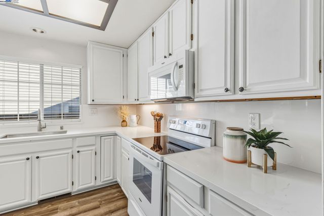 974 Clinton Pl, Pleasanton, CA 94566