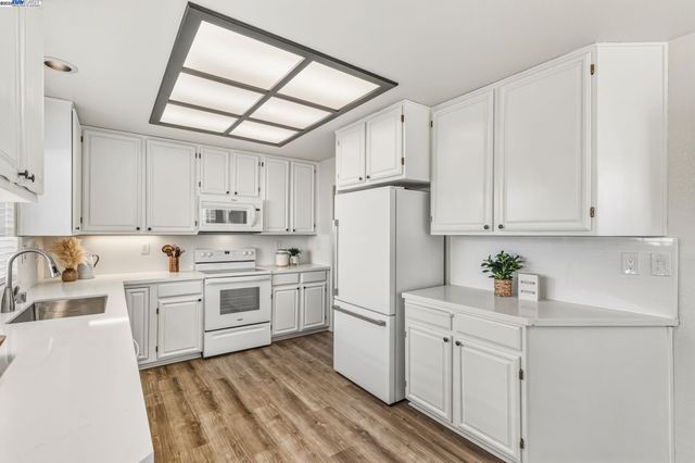 974 Clinton Pl, Pleasanton, CA 94566