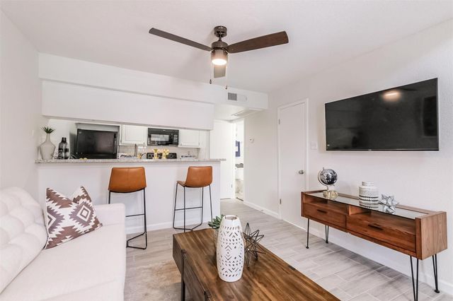 8162 Richmond Avenue 1809, Houston, TX 77063