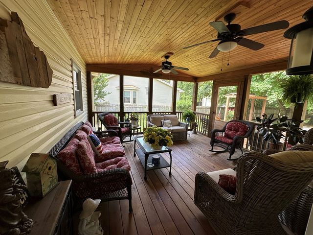 1205 Barkridge Cir, Hopkinsville, KY 42240