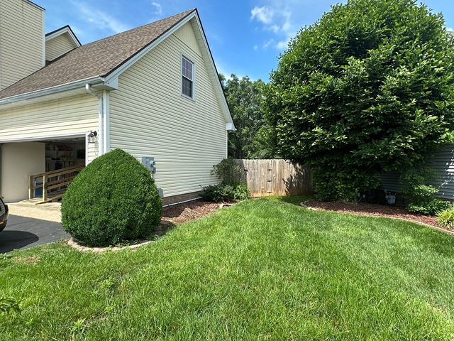 1205 Barkridge Cir, Hopkinsville, KY 42240