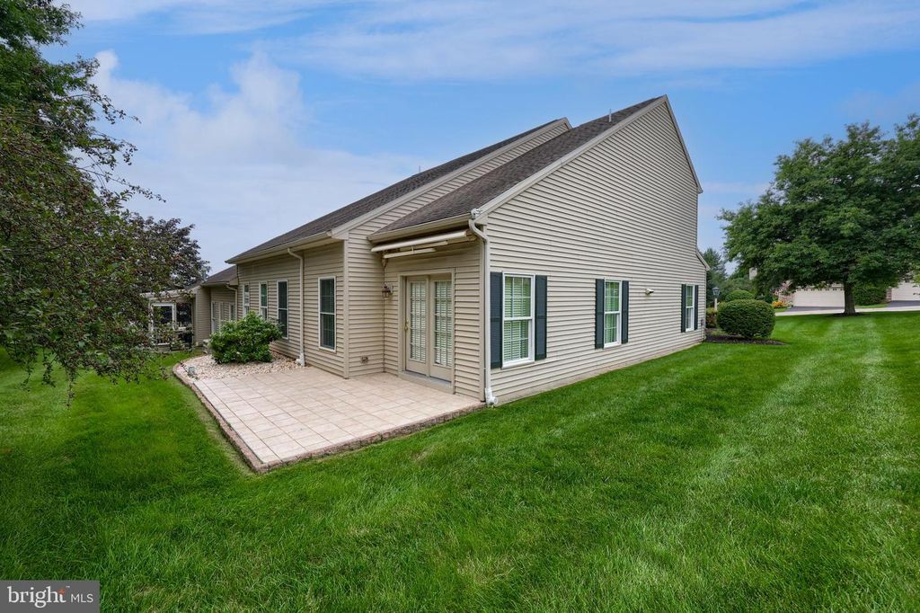 1745 STONE HILL DR, York, PA 17402