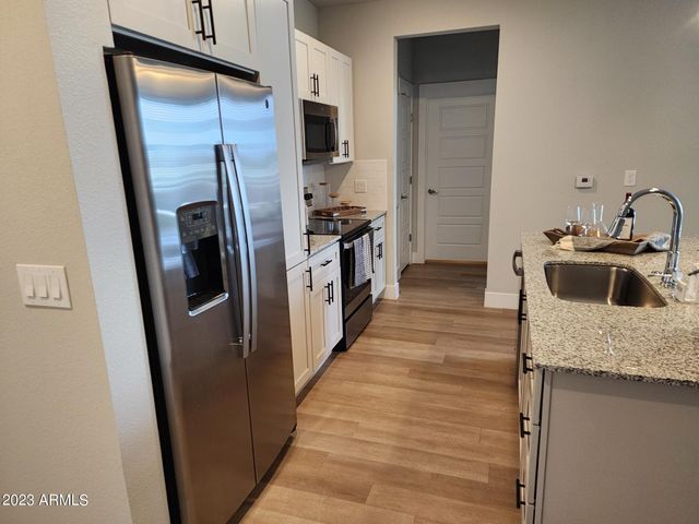 7460 N Zanjero Boulevard B3, Glendale, AZ 85305