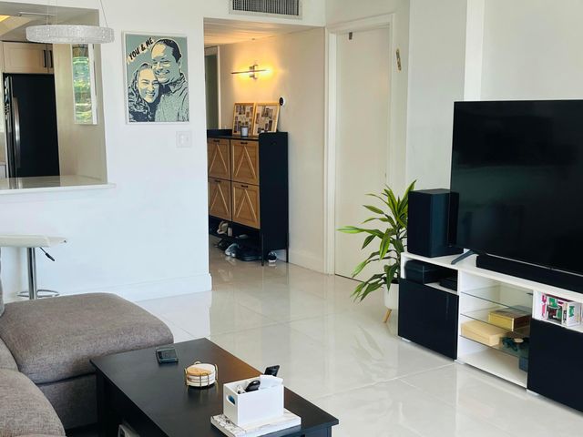 111 Royal Park Drive 3e, Oakland Park, FL 33309