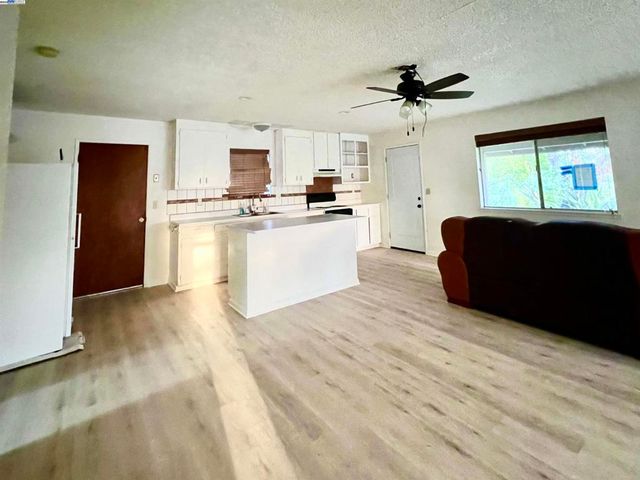 135 Tucker Ave, Oroville, CA 95966