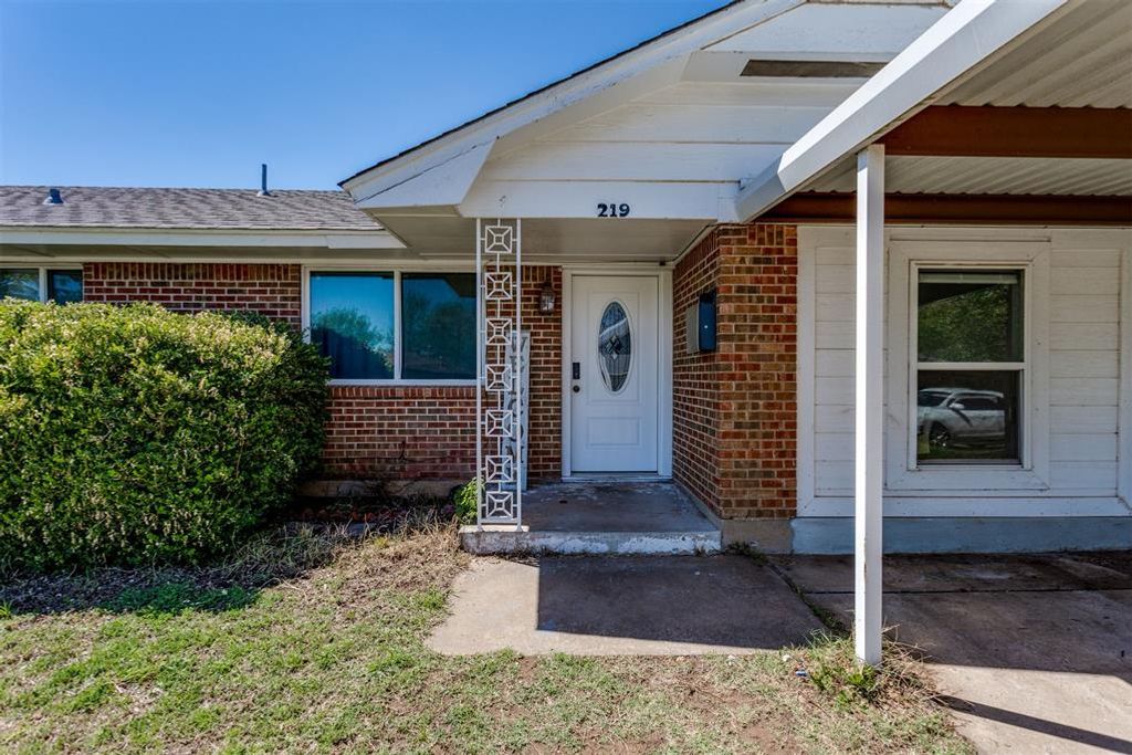 219 S Bristow Avenue, Moore, OK 73160