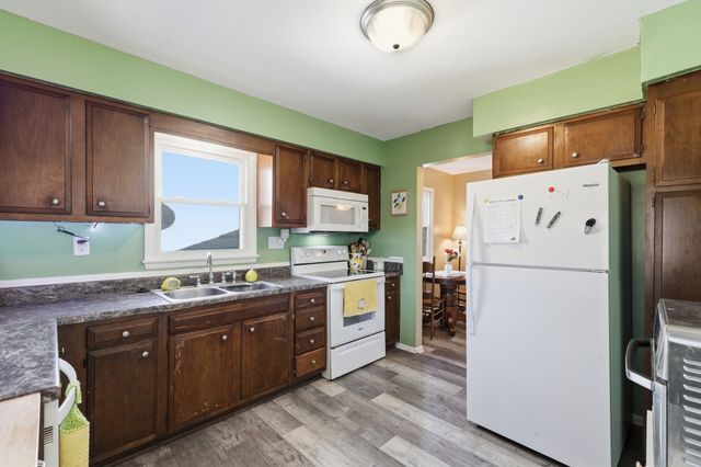 2404 E 37th Court, Des Moines, IA 50317