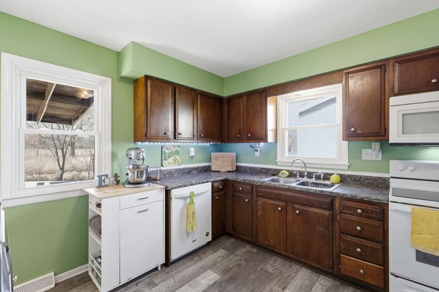 2404 E 37th Court, Des Moines, IA 50317