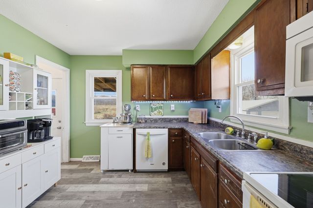 2404 E 37th Court, Des Moines, IA 50317