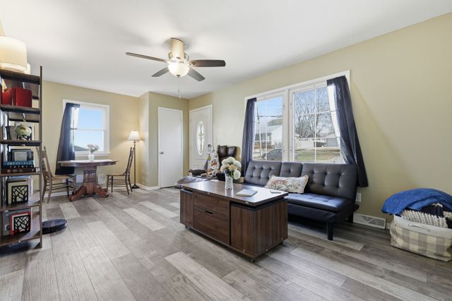 2404 E 37th Court, Des Moines, IA 50317