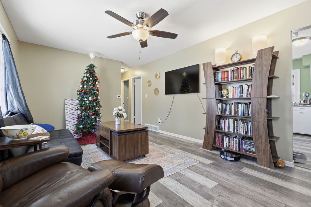 2404 E 37th Court, Des Moines, IA 50317