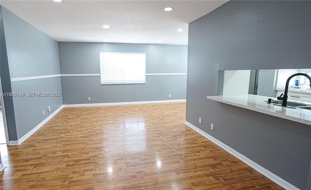 465 SW 86th Ave 208, Pembroke Pines, FL 33025