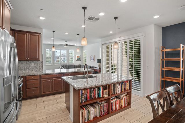 1041 Essington Ln, Roseville, CA 95747