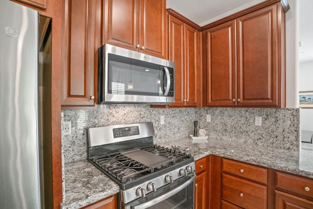 1041 Essington Ln, Roseville, CA 95747