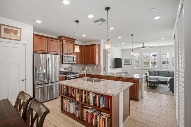 1041 Essington Ln, Roseville, CA 95747