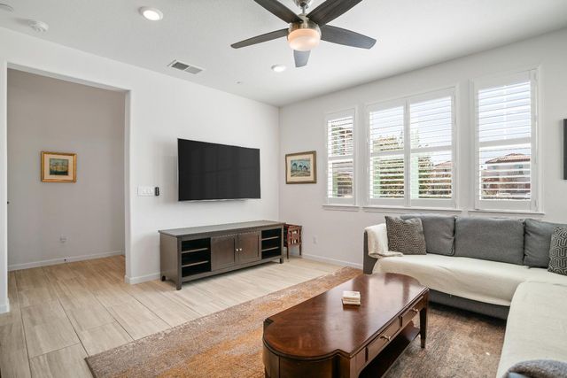 1041 Essington Ln, Roseville, CA 95747