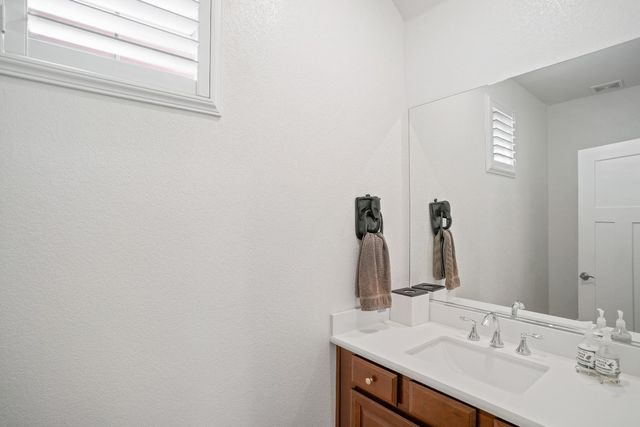 1041 Essington Ln, Roseville, CA 95747