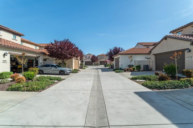 1041 Essington Ln, Roseville, CA 95747