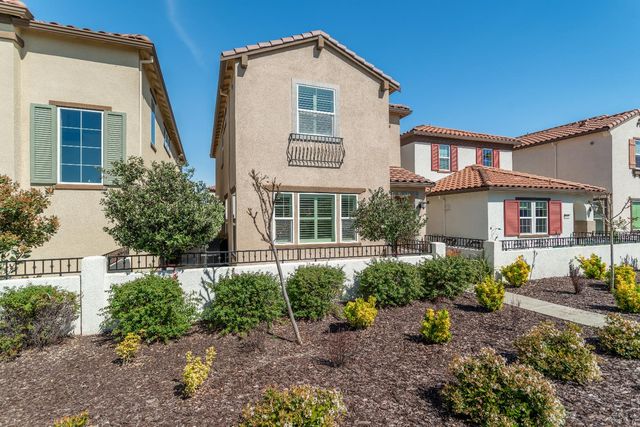 1041 Essington Ln, Roseville, CA 95747