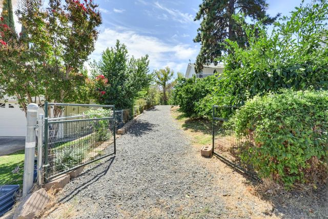 601 Peach Ln, Newcastle, CA 95658