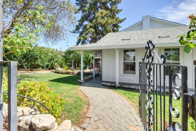 601 Peach Ln, Newcastle, CA 95658