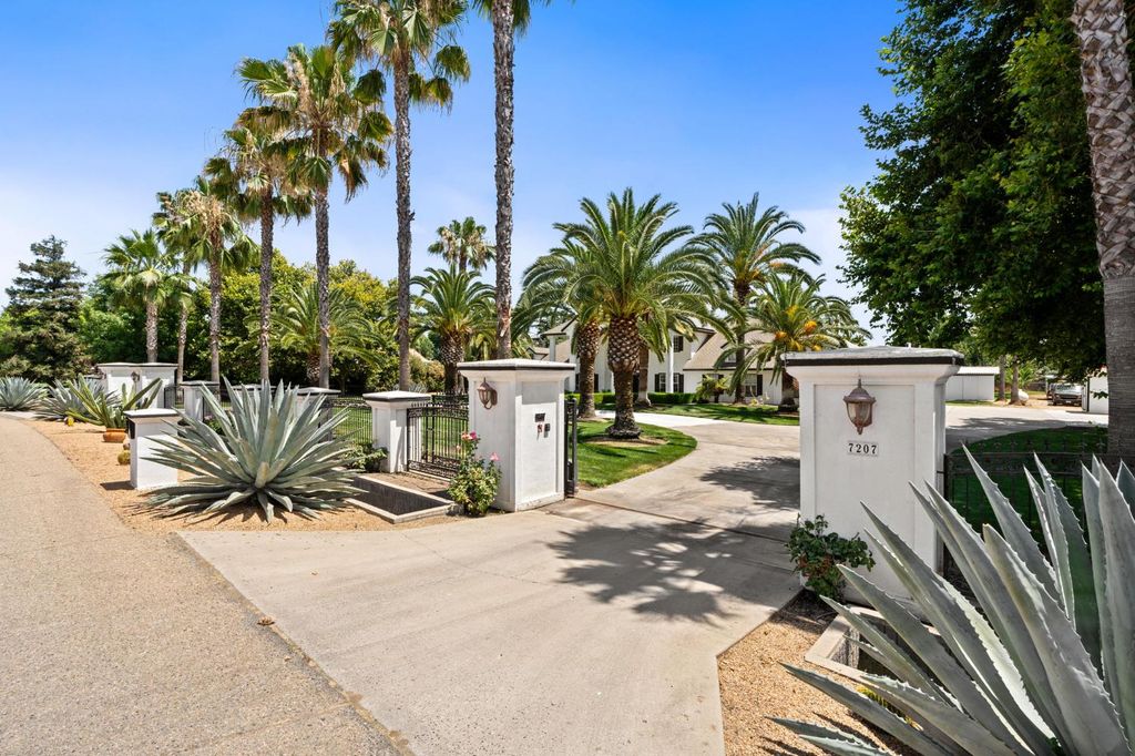 Image 2 of property listing at 7207 E Bremer Avenue, Fresno, CA 93737