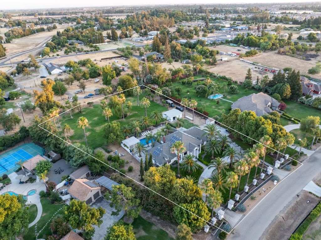 Image 93 of property listing at 7207 E Bremer Avenue, Fresno, CA 93737