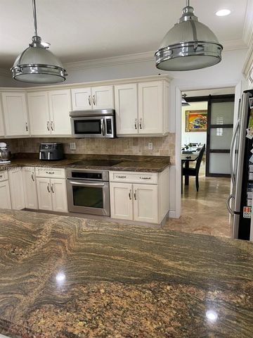 19265 E Saint Andrews Dr, Hialeah, FL 33015