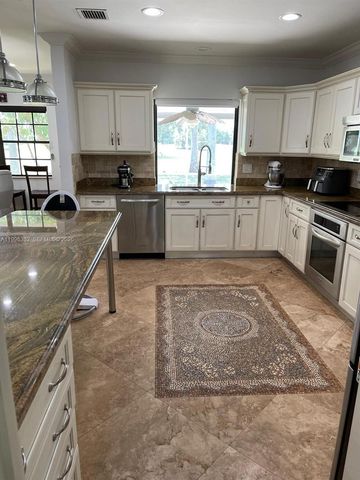 19265 E Saint Andrews Dr, Hialeah, FL 33015