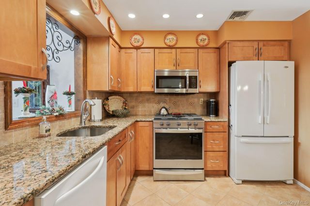 229 Betsy Ross Drive, Orangeburg, NY 10962