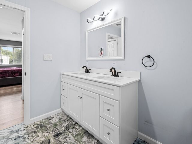 42 Ringgold St, Springfield, MA 01107