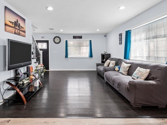 42 Ringgold St, Springfield, MA 01107
