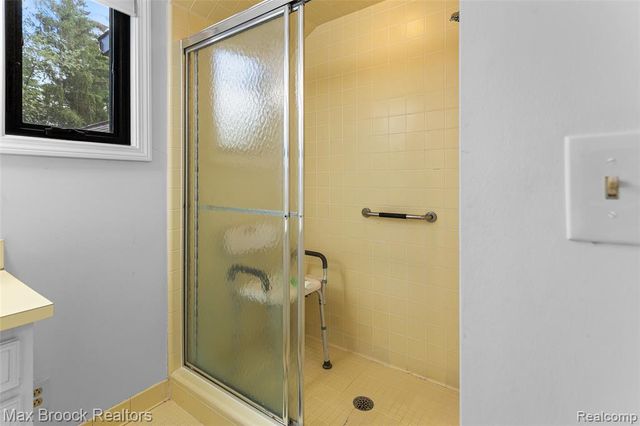 1935 Pine Ridge Lane, Bloomfield Hills, MI 48302
