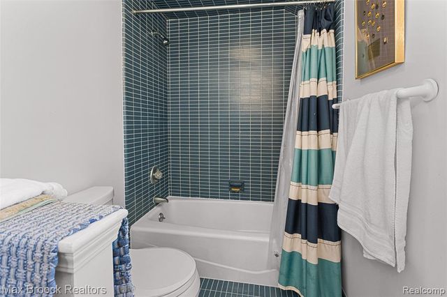 1935 Pine Ridge Lane, Bloomfield Hills, MI 48302